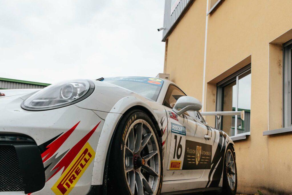 Atelier de préparation de Porsches de course pour circuits et rallyes